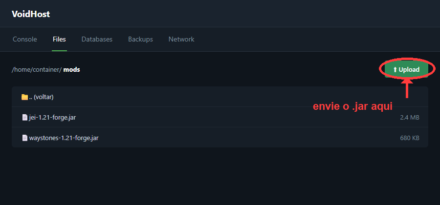Painel de gerenciamento de arquivos do servidor, aba Files, com seta indicando o botão de upload na pasta mods