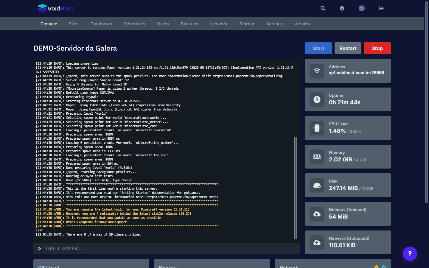 Console do servidor no painel VoidHost, mostrando o log de inicialização do Minecraft em tempo real, os botões de ligar, reiniciar e desligar, e os indicadores de CPU, memória e disco.